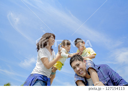公園で遊ぶ4人家族 127154113