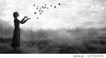 Young girl praying to God 127154179