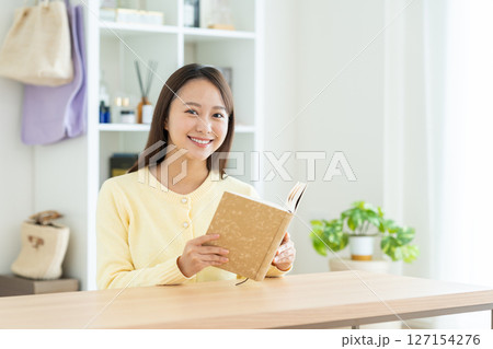 リビングで読書をする若い女性 127154276