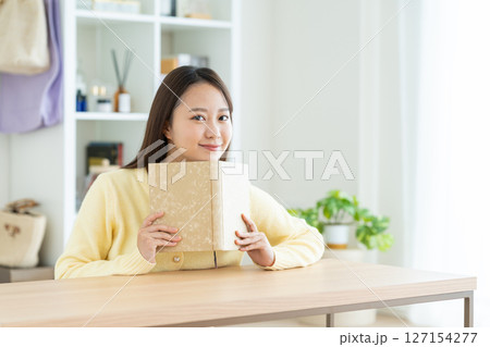 リビングで読書をする若い女性 127154277