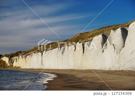 白亜の断崖が連なる北海道乙部町滝瀬海岸のシラフラ Ver2 白亜の断崖が連なる北海道乙部町滝瀬海岸のシラフラ Ver2 127154309