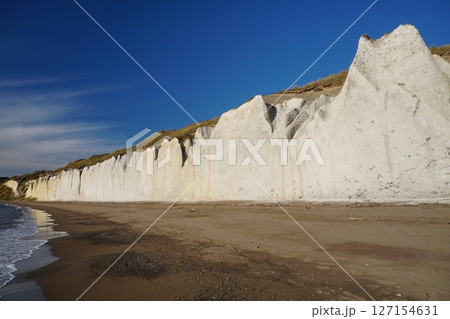 青空を背景に白亜の壁が連なる北海道乙部町滝瀬海岸シラフラ　Ver1 127154631