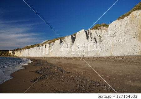 青空を背景に白亜の壁が連なる北海道乙部町滝瀬海岸シラフラ Ver2 青空を背景に白亜の壁が連なる北海道乙部町滝瀬海岸シラフラ Ver2 127154632
