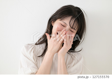 笑顔の女性 127155570