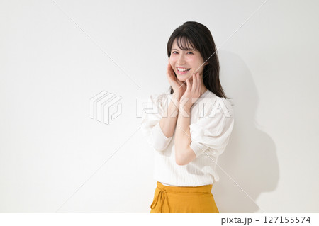 笑顔の女性 笑顔の女性 127155574