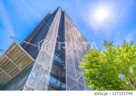 日本の横浜都市景観　マンションの補修や点検等、足場や防護ネットなどを望む… 127155746