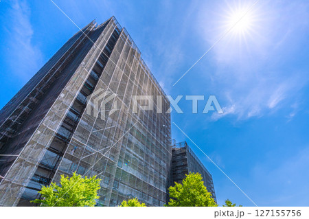 日本の横浜都市景観　マンションの補修や点検等、足場や防護ネットなど。ネットの外に衛星アンテナが… 127155756