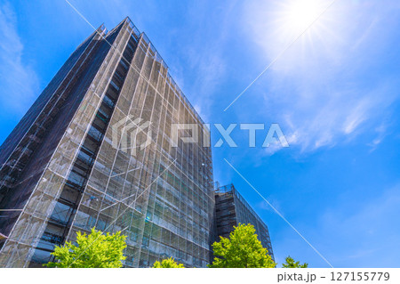 日本の横浜都市景観　マンションの補修や点検等、足場や防護ネットなど。ネットの外に衛星アンテナが… 127155779