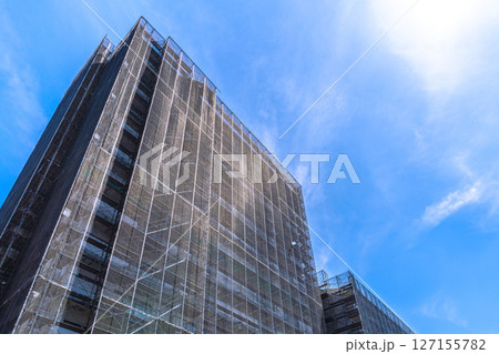 日本の横浜都市景観　マンションの補修や点検等、足場や防護ネットなど。ネットの外に衛星アンテナが… 127155782