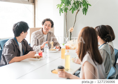 休憩室でランチ,お弁当を食べるビジネスマン男女 127156066