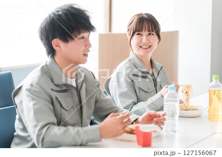 休憩室でランチ,お弁当を食べるビジネスマン男女 休憩室でランチ,お弁当を食べるビジネスマン男女 127156067