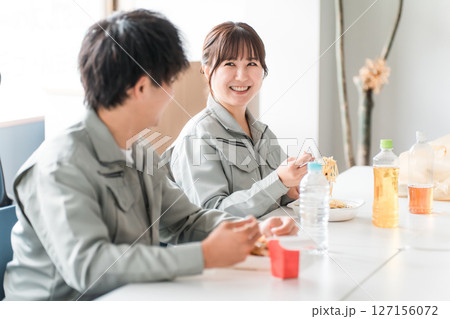 休憩室でランチ,お弁当を食べるビジネスマン男女 127156072