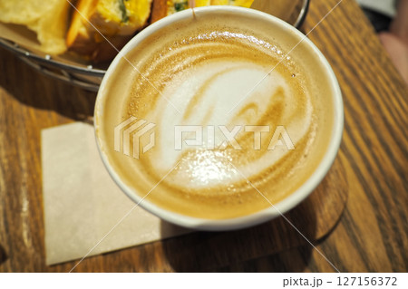 クリーミーなカフェラテ 127156372