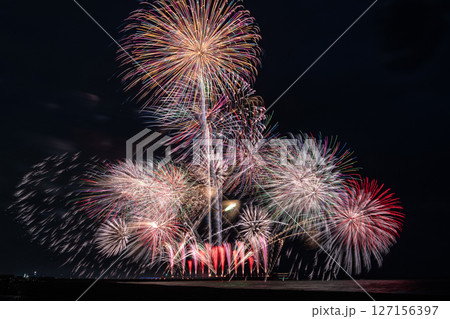 茅ヶ崎サザン芸術花火大会 美しい花火が茅ヶ崎の夜空を彩った 茅ヶ崎サザン芸術花火大会 美しい花火が茅ヶ崎の夜空を彩った 127156397
