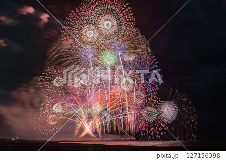 茅ヶ崎サザン芸術花火大会　美しい花火が茅ヶ崎の夜空を彩った 127156398