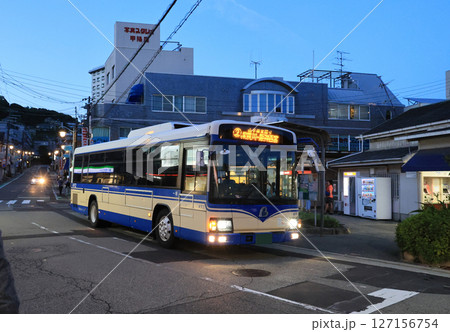 夕暮れの甲陽園駅に停車する阪神バス 夕暮れの甲陽園駅に停車する阪神バス 127156754
