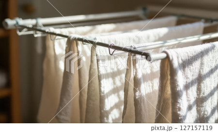 部屋干しされた白いタオル 127157119