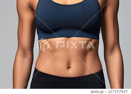 引き締まった女性アスリートのお腹 127157427