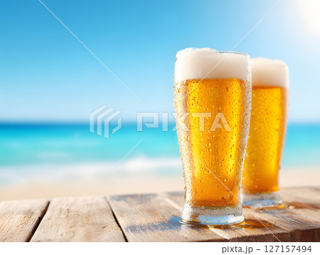 南国ビーチでキンキンに冷えた生ビールを楽しむ夏の爽快時間 127157494