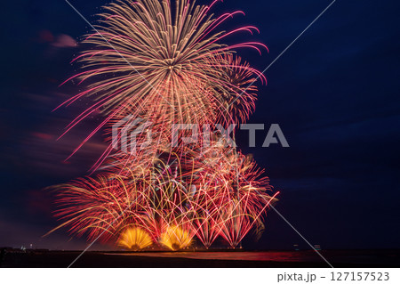 茅ヶ崎サザン芸術花火大会　茅ヶ崎の夜空に大輪の花火 127157523