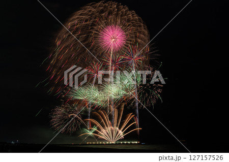 茅ヶ崎サザン芸術花火大会　茅ヶ崎の夜空に大輪の花火 127157526