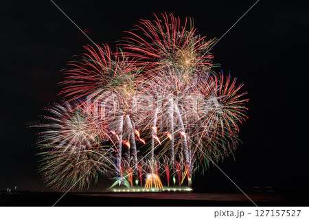 茅ヶ崎サザン芸術花火大会　茅ヶ崎の夜空に大輪の花火 127157527