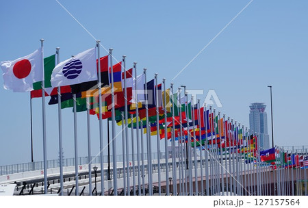 万博会場の各国国旗 127157564