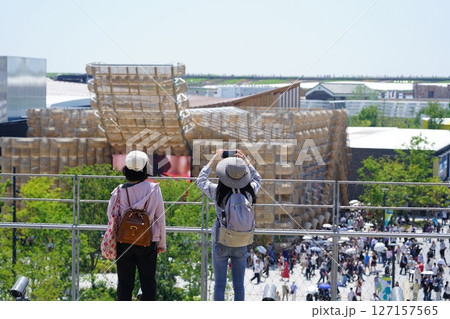 万博会場を見渡す女性 127157565