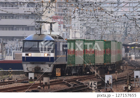 西九条駅付近を走るEF210牽引の貨物列車 西九条駅付近を走るEF210牽引の貨物列車 127157655