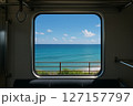 電車と青い空と青い海 127157797