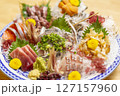 新鮮な刺身盛り合わせ 127157960