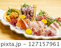 新鮮な刺身盛り合わせ 127157961
