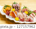 新鮮な刺身盛り合わせ 127157962