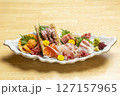 新鮮な刺身盛り合わせ 127157965