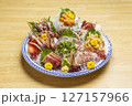 新鮮な刺身盛り合わせ 127157966