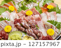 新鮮な刺身盛り合わせ 127157967