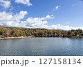 秋の青空と蓼科湖紅葉 127158134