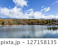 秋の青空と蓼科湖紅葉 127158135