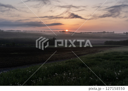 絶景十勝大地の朝 127158550