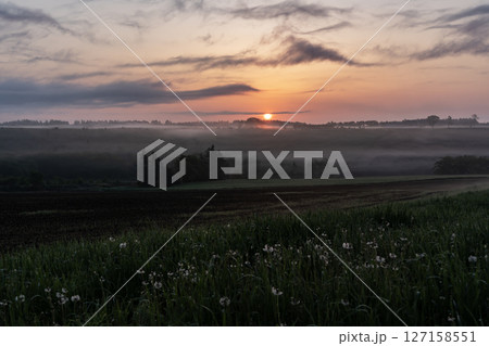 絶景十勝大地の朝 127158551