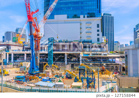 日本の東京都市景観 消滅…さよなら渋谷駅西口。中央のビルの解体で、山手線ホームが一望 日本の東京都市景観 消滅…さよなら渋谷駅西口。中央のビルの解体で、山手線ホームが一望 127158844