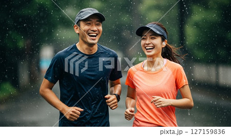 雨の日でも元気に走る男女ランナー 127159836