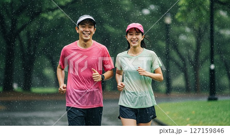 雨の日でも元気に走る男女ランナー 雨の日でも元気に走る男女ランナー 127159846