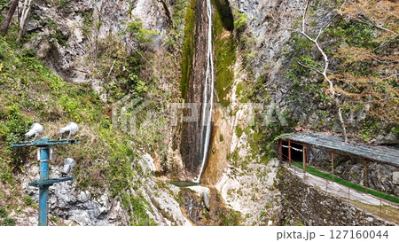 岡山県新見市【絹掛の滝】撮影2025年4月_ドローン空撮_ OKANIIKINUTA_No03 127160044