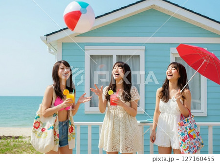 海辺のペンションで夏休みを満喫する女の子たち 127160455