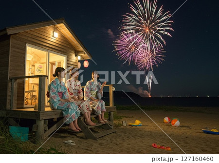 海辺のペンションで花火を観る女の子たち 127160460