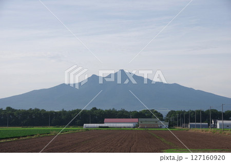 北海道斜里町　天に続く道から斜里岳を望む 127160920