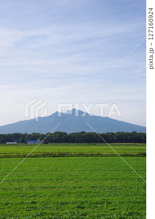 北海道斜里町　天に続く道から斜里岳を望む 127160924