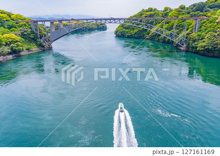 (長崎県)西海橋公園の西海橋 通過するボート (長崎県)西海橋公園の西海橋 通過するボート 127161169