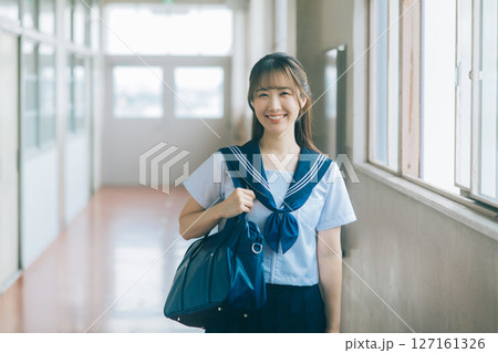 学校の廊下に立つ女子高生 127161326